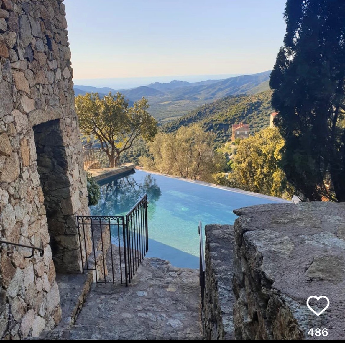Propriété de caractère en Corse